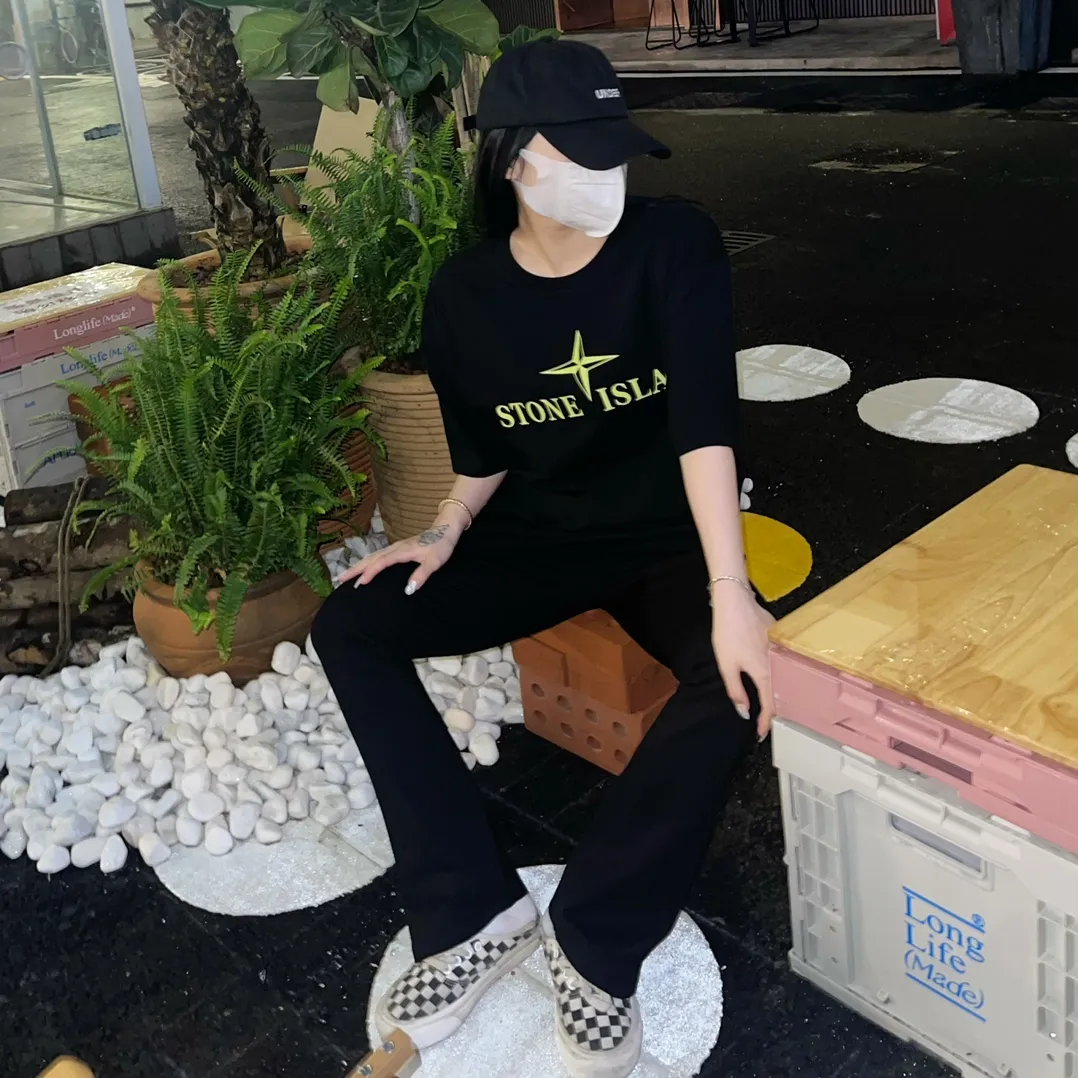 W628#P110💰 [Stone lsland/Stone Island summer new chest darts English printed pattern short-sleeved T-shirt] ⚠️[Original creation, high control of details] Made of 260 grams of combed cotton, 32-count double yarn, soft and comfortable to the touch, sweat-absorbent and breathable. -Simple basic and versatile style, original quality, the first choice for couples. -Made by a large factory, four needles and five threads on the shoulder, neat routing, high quality workmanship. -Same style for men and women. Very versatile, one piece for everyone, details are clearly visible. Color: Black White Size: M L